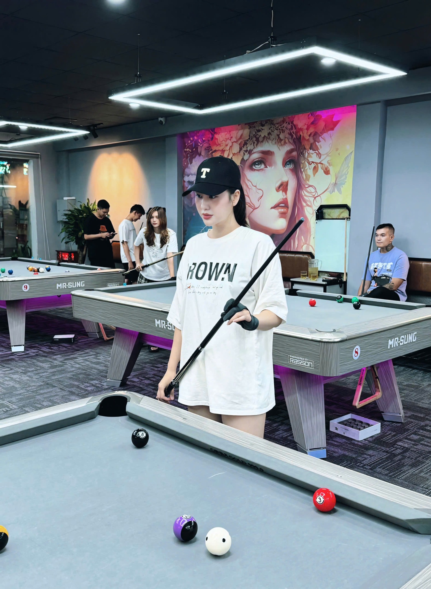 Khách cầm cơ bên hệ thống bàn Mr Sung tại Golden Billiard Club