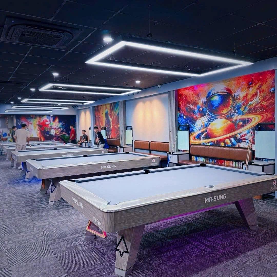 Toàn cảnh dãy bàn tại Golden Billiard Club