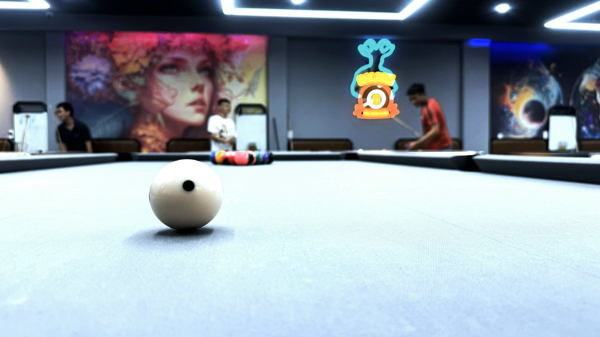 Cận cảnh mặt bàn và bi bida tại Golden Billiard Club