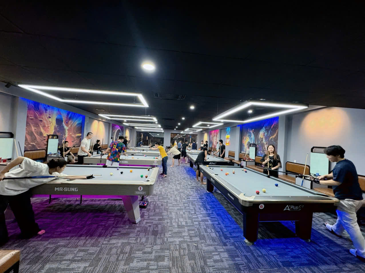 Không gian đông khách tại Golden Billiard Club
